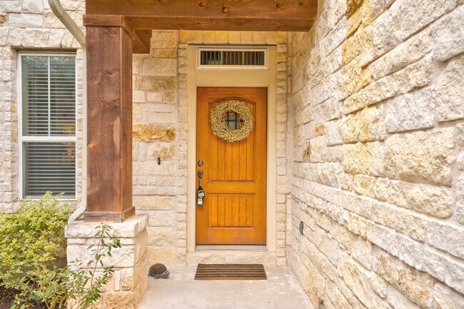 Building Photo - Beautiful 4 Bedroom, 3.5 Bathroom Home with Garage & Private Backyard