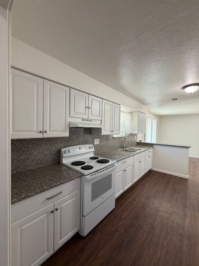 Building Photo - Charming 2-Bed, 1.5-Bath Home with 2-Car Garage in Hesperia, CA!