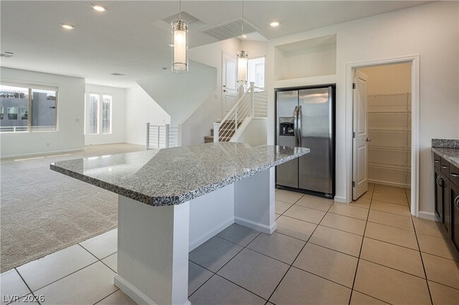 Foto del edificio - 8040 Carpenter Creek Ave