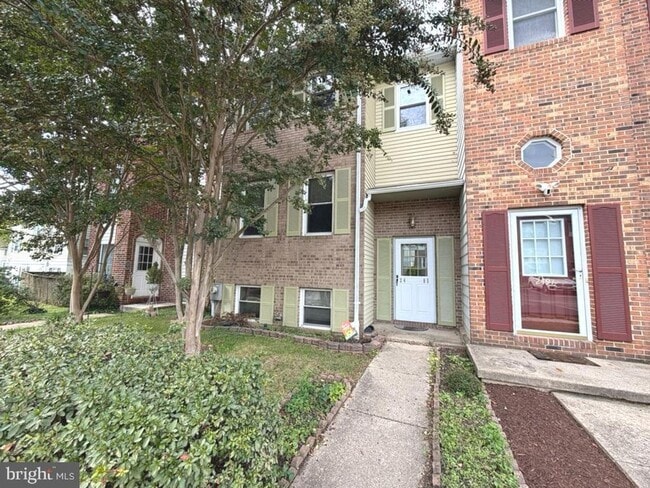 Building Photo - Welcome to this 3-bedroom, 3.5-bath townho...
