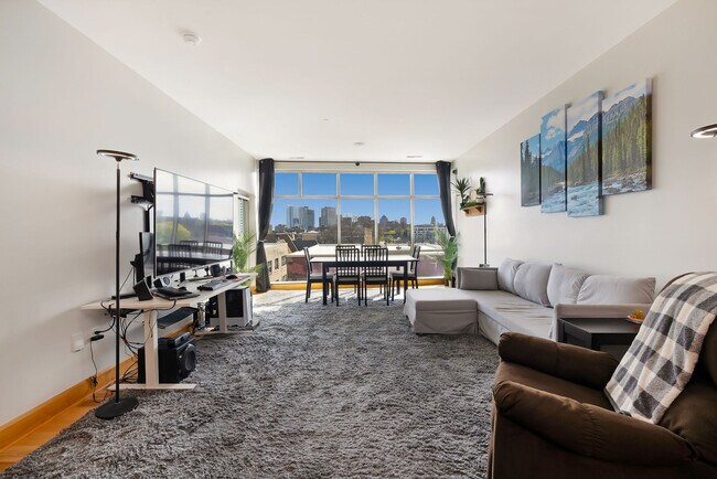 Building Photo - 1550 E Royall Pl