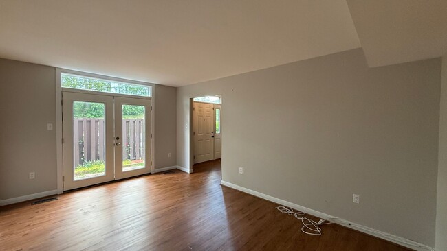 Building Photo - Lake Ridge Townhome
