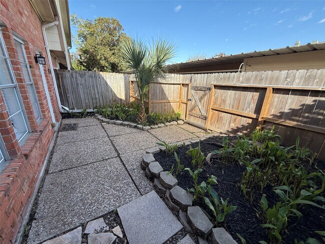 Foto del edificio - 14309 Misty Meadow Ln