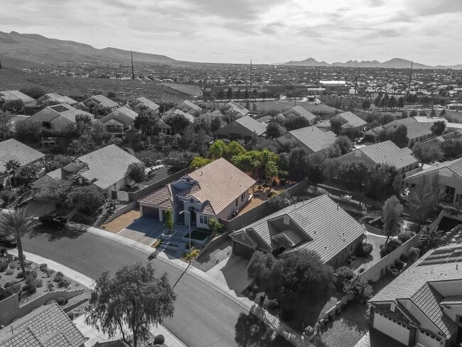 Building Photo - Stunning 4 Bedroom Home In Henderson Gated...