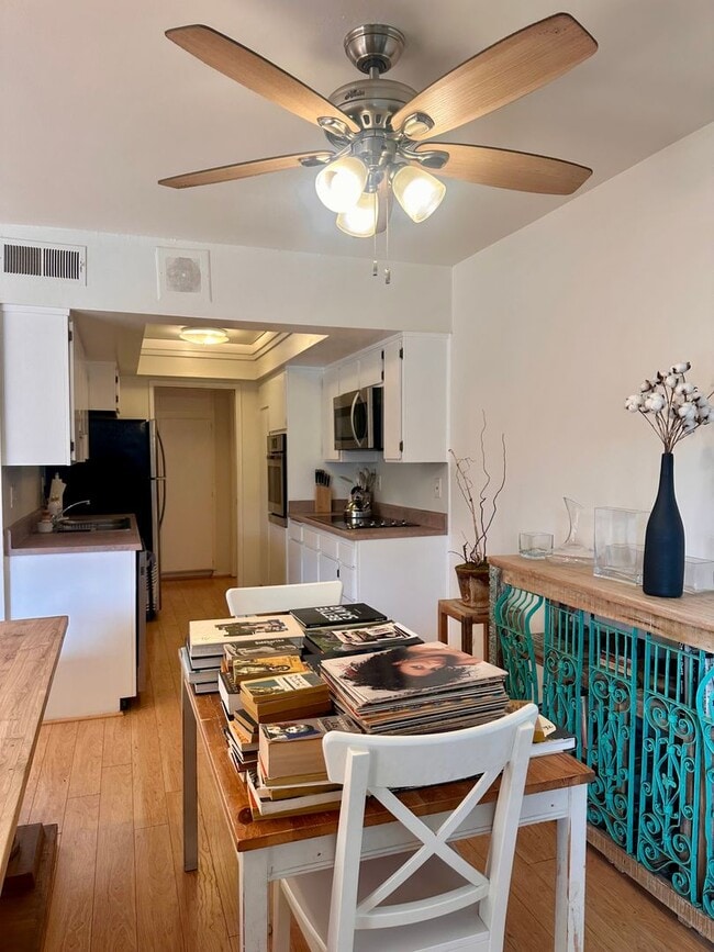 Building Photo - Pet Friendly Culver City 1BD Condo with Bonus Room, Fireplace, Patio and A/C!