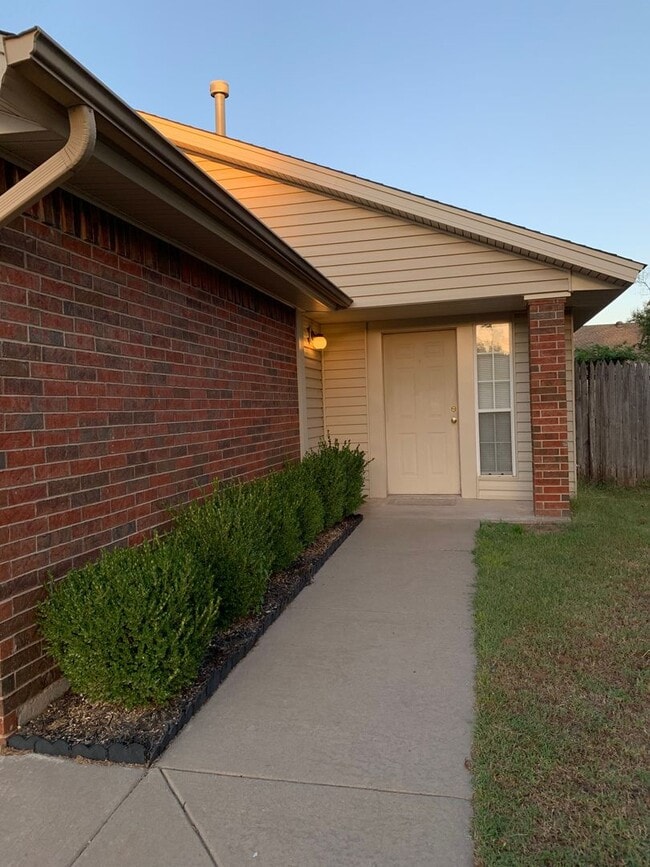 Building Photo - Half duplex in a fantastic location!