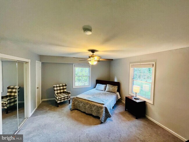 Building Photo - 3890 Lyndhurst Dr