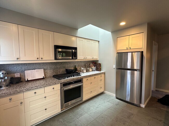Building Photo - 723 LLC