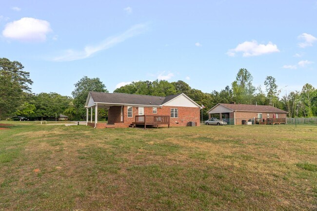 Foto del edificio - Beautifully Updated 3 bedroom, 2 bathroom Brick Ranch in Lexington