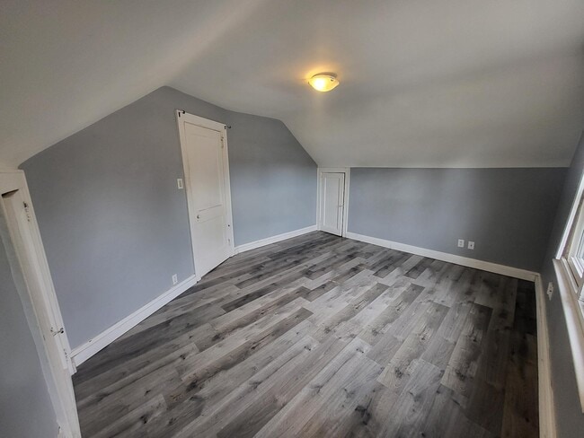 Building Photo - Charming 1 Bedroom Upper-Level Unit – All ...