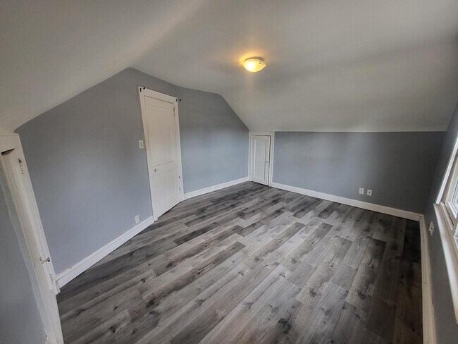 Photo du bâtiment - Charming 1 Bedroom Upper-Level Unit – All ...