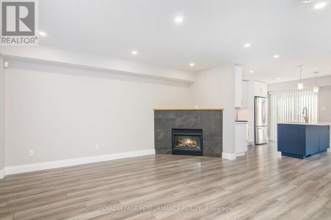 Photo du bâtiment - 137 Central Park Dr