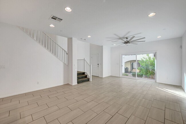 Building Photo - 3 Bedroom 2.5 Bath Townhome in Tuscany!