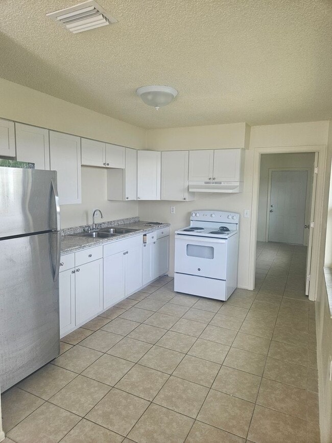 Building Photo - 3/2 DUPLEX