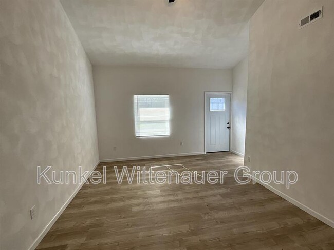 Building Photo - 5 Lakewood Dr