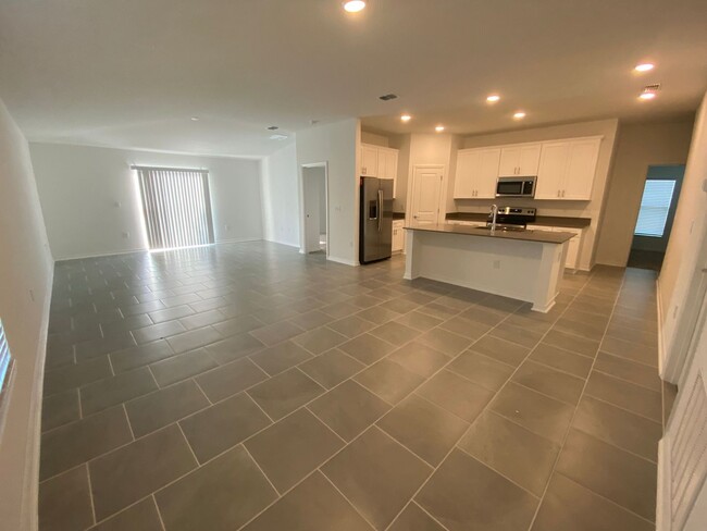 Building Photo - 4 Bedroom 2 Bath home in Majestic Oaks for...