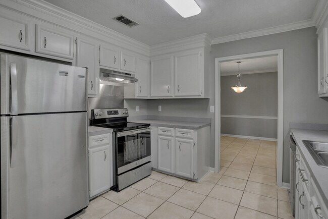 Building Photo - 211 Oak Brook Dr
