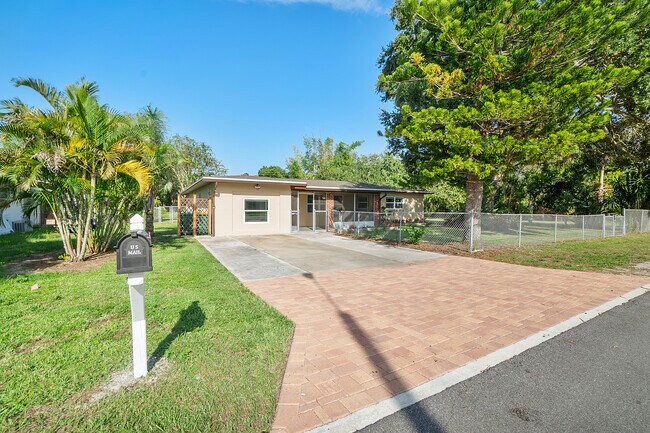 Building Photo - 320 Le Jeune Dr