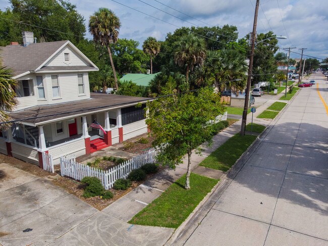 Foto del edificio - 330 S Woodland Blvd