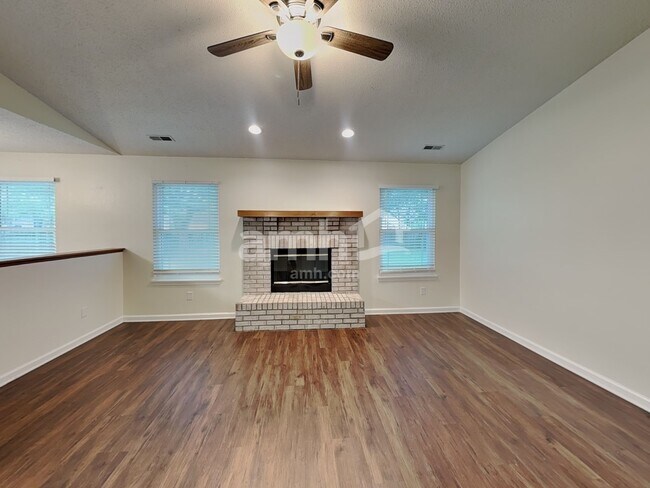Foto del edificio - 528 Woodfield Cir