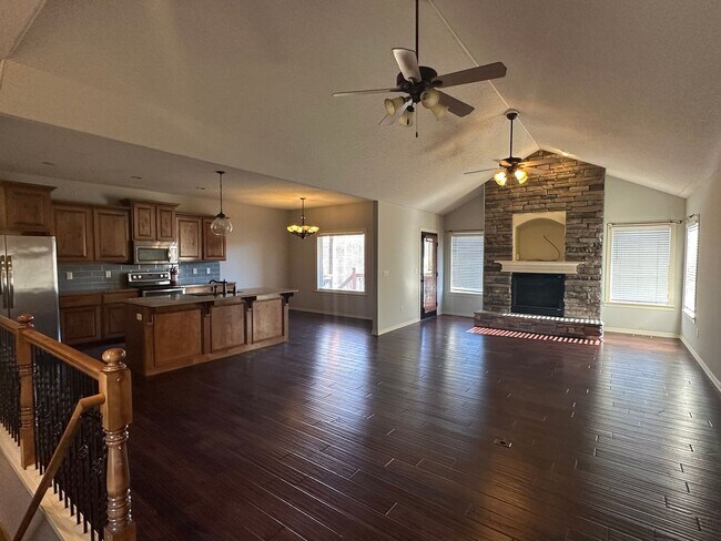 Building Photo - Beautiful Modern Home w/3 Car Garage, Fenc...