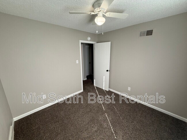 Foto del edificio - 4097 Elk Grove Cove