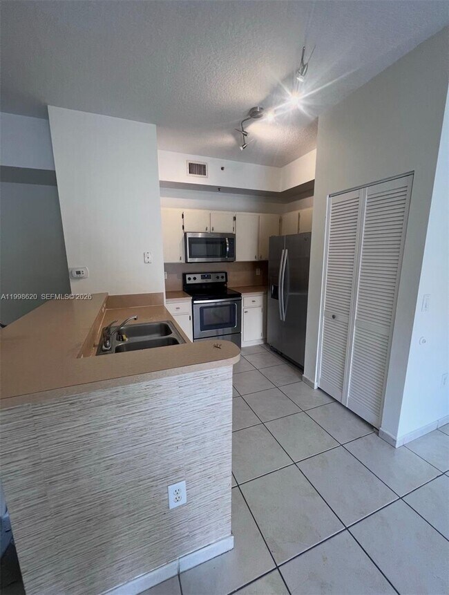 Foto del edificio - 7220 NW 114th Ave