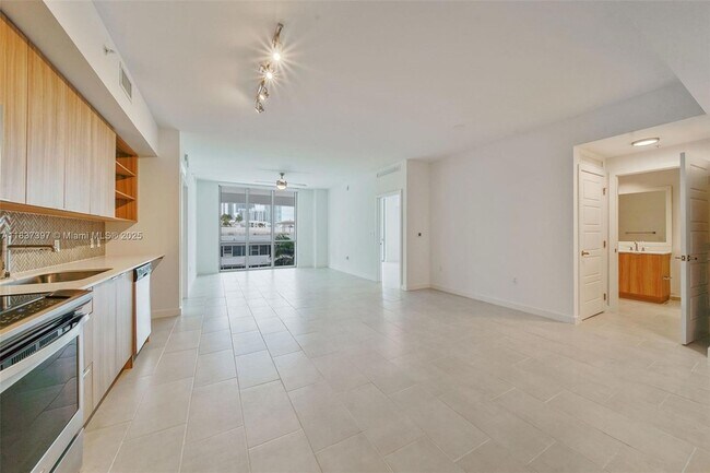 Building Photo - 2150 N Bayshore Dr
