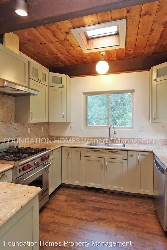 Building Photo - 3 br, 2 bath House - 828 Autumn Lane