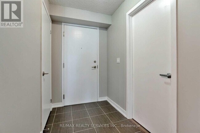 Photo du bâtiment - 812 Lansdowne Ave