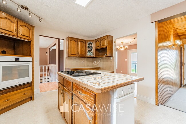 Building Photo - 160 Windermere Dr SW