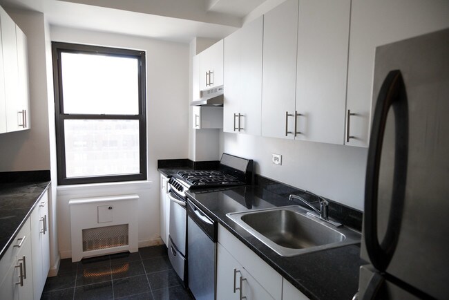Building Photo - 157 E 57th St