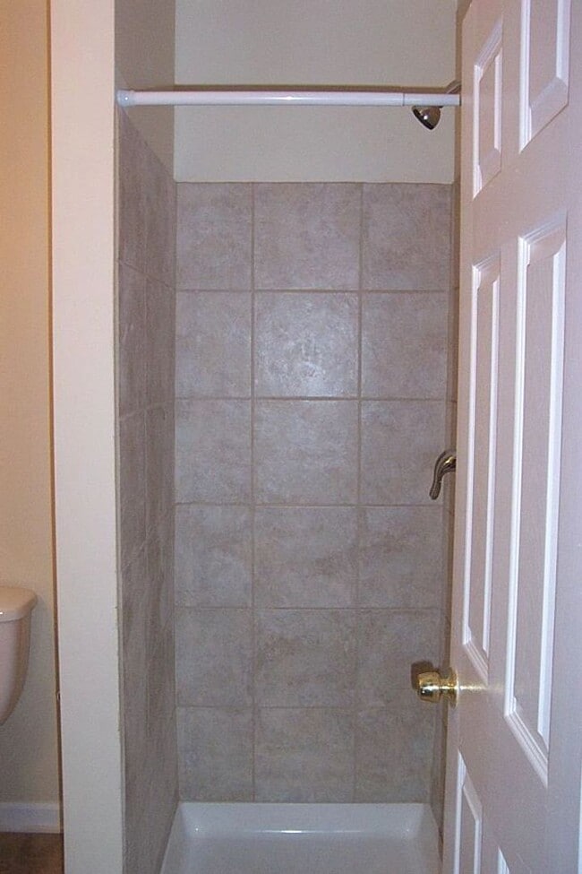 Building Photo - Three Bed Two Bath Central AC Washer/Dryer...