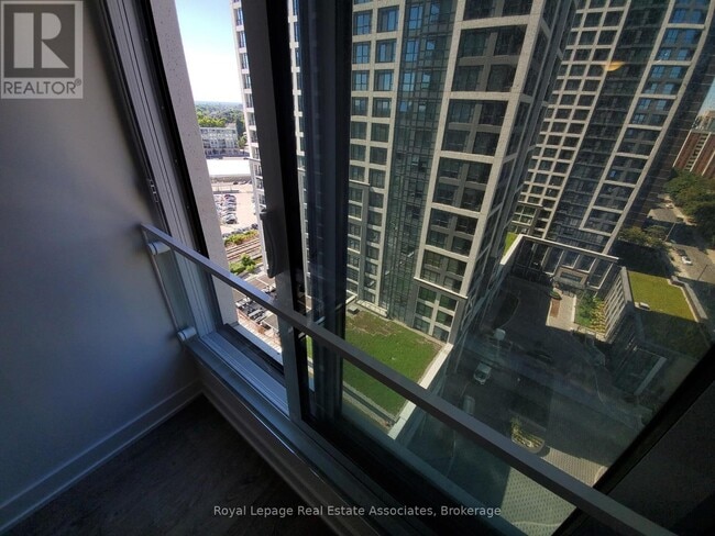 Photo du bâtiment - 5 Mabelle Ave