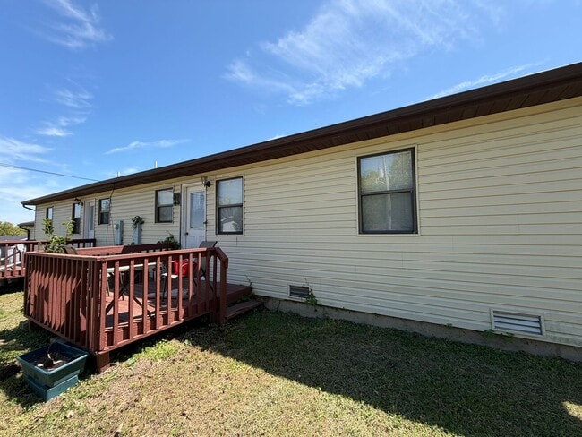 Building Photo - Cozy 2 Bedroom Duplex!