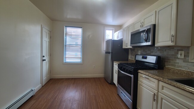 Foto del edificio - 32 Armstrong Ave