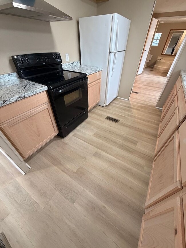 Building Photo - 3 bedroom, 2 bath Mobile Home in Yorktowne