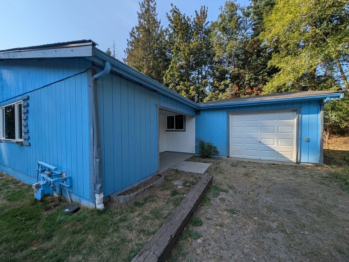 Primary Photo - Large, Remodeled 2 Bedroom Duplex Unit on ...