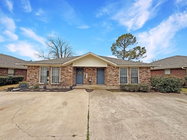 2-Bedroom Duplex with Private Yard Near Shopping & Dining - 2-Bedroom Duplex with Private Yard Near Shopping & Dining House