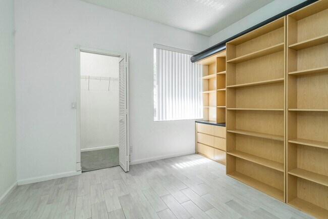 Foto del edificio - 6608 NW 24th Ave
