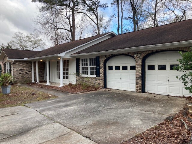 Se alquila casa de 3 dormitorios y 2 baños con un patio de 1/3 de acre en la subdivisión South Pinepoint de West Ashley. - 1934 Ivy Hall Rd