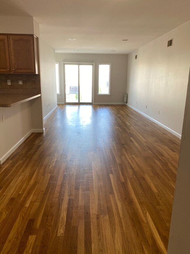 Living Room - 117 Hague St