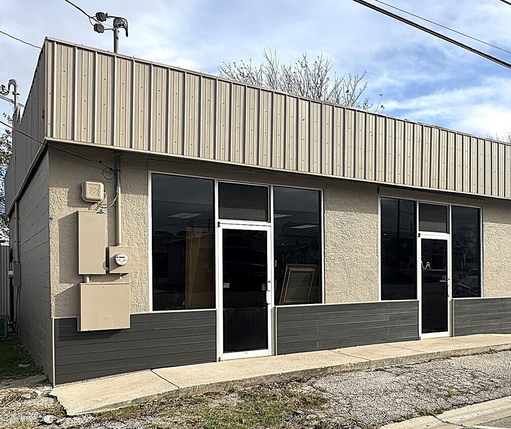 Building Photo - 112 W Avenue E