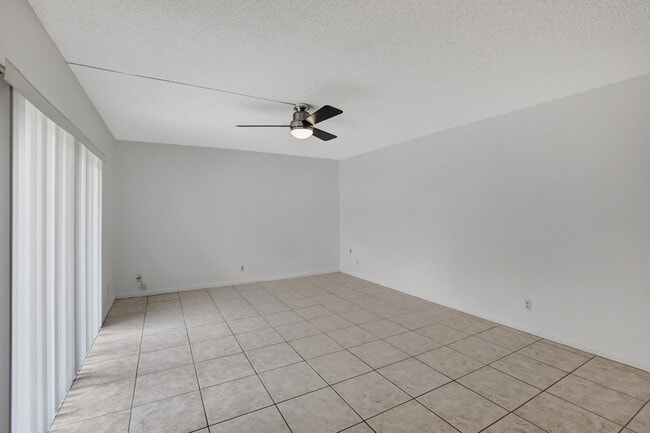Building Photo - 2555 Albatross Rd N