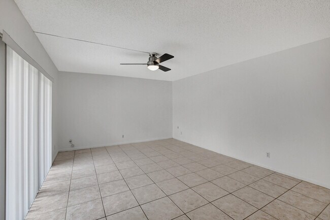 Foto del edificio - 2555 Albatross Rd N