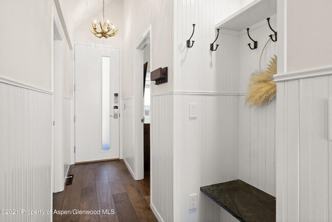 Building Photo - Rental in the Heart of Aspen Core