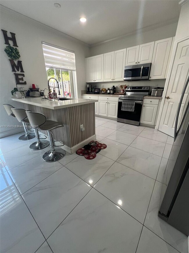 Foto del edificio - 5621 NW 112th Ct