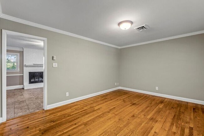 Foto del edificio - Summerfield, Updated Brick Ranch Home, SS Appliances, FP, Hardwoods, Front Porch & Carport!