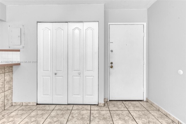 Building Photo - 210 Fontainebleau Blvd