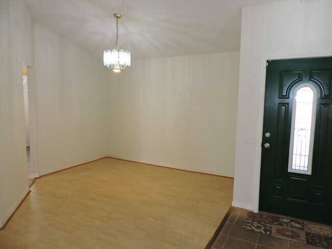 Building Photo - Convenient to NAS & shopping!